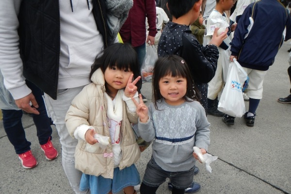 餅まきの様子4